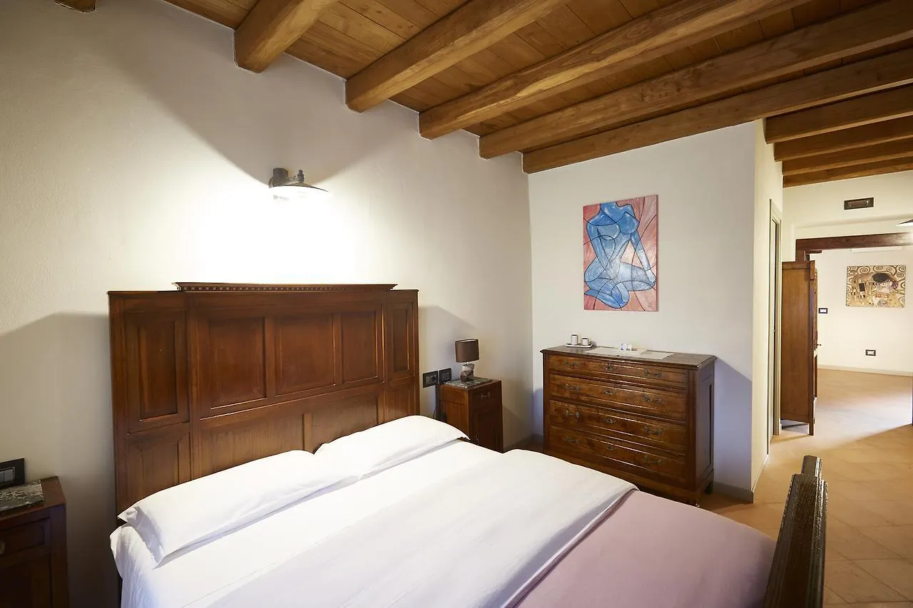 Bed and Breakfast Palazzo Eleonora Monasterolo del Castello 0*,